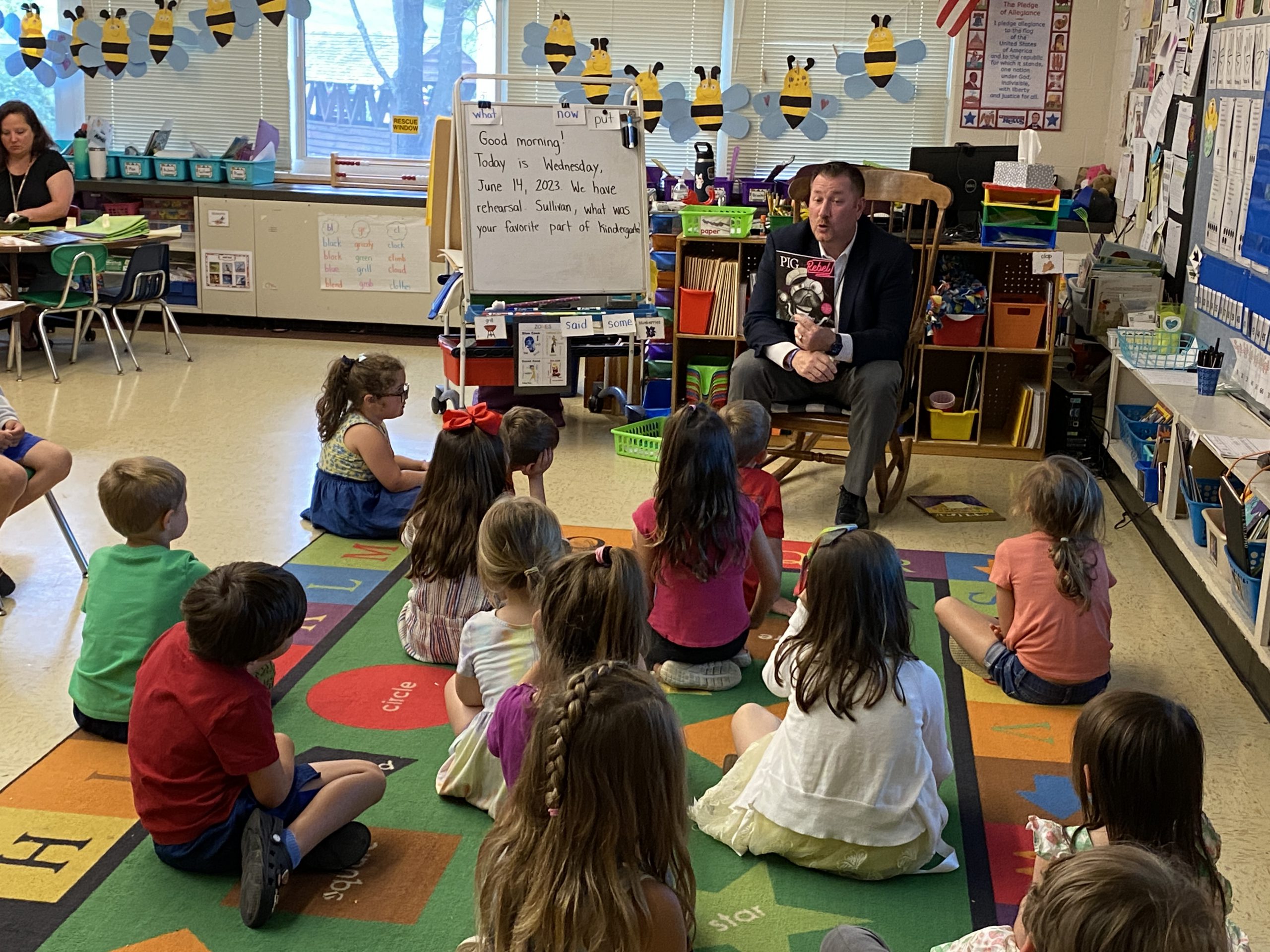 Principal Jeff Vivenzio reads to kindergarten class.